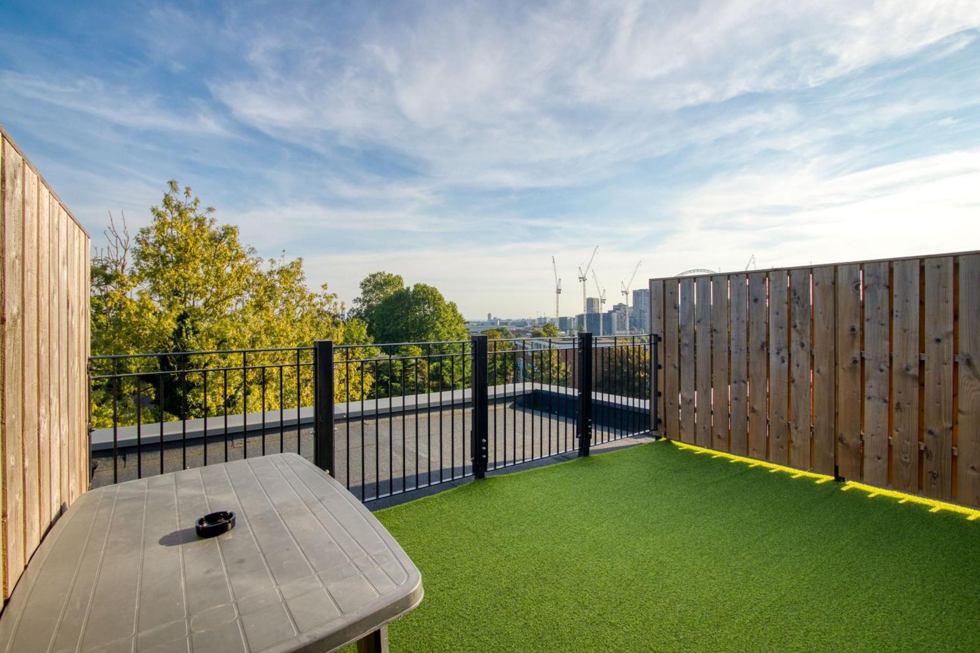 דירות לונדון Modern Penthouse In Wembley מראה חיצוני תמונה